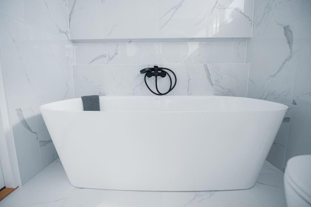 New Luxury 3Br Apartment In Old Town, Free Parking Haapsalu Εξωτερικό φωτογραφία
